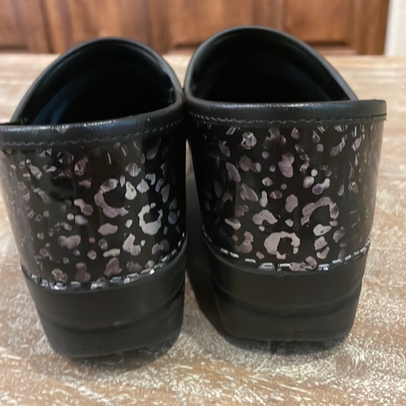 DANSKO 39 black silver cheetah print nursing career shoes - Picture 3 of 4